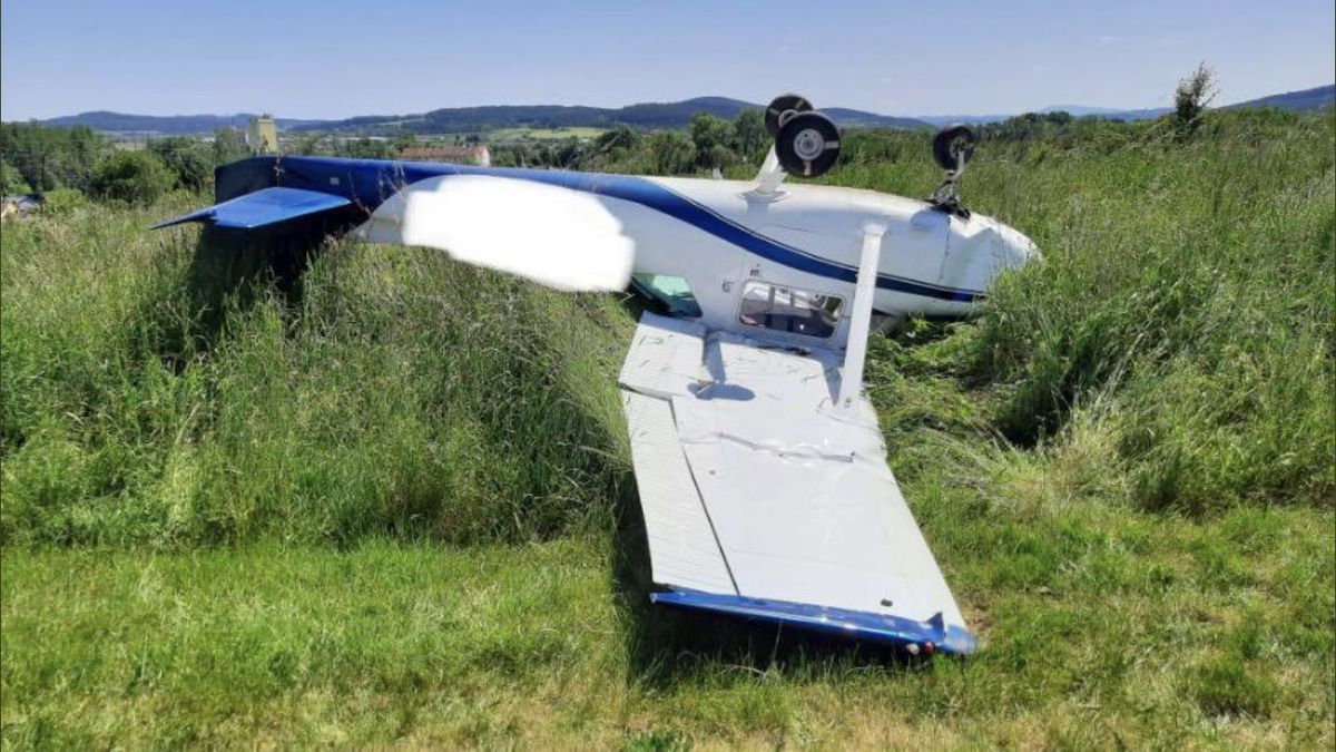 Pilot malého letadla nezvládl přistání na letišti ve Strakonicích, stroj zůstal na zádech